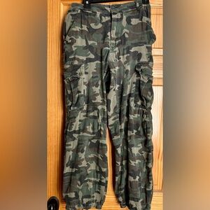 Better Be, camo cargo pants